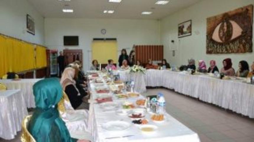 Protokol Eşleri G&ouml;n&uuml;l El&ccedil;isi Oldu