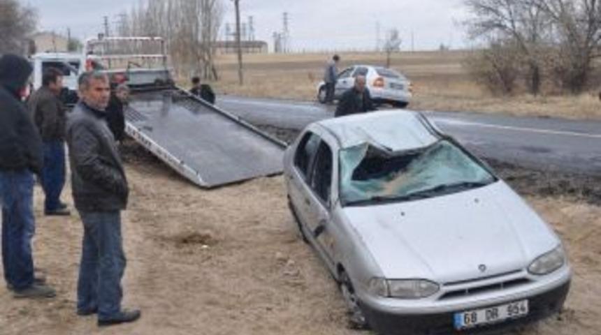 Tekeri Patlayan Otomobil Şarampole Yuvarlandı