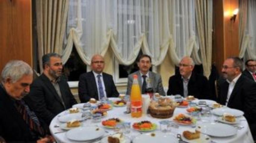 Ak&uuml; İlahiyat Fak&uuml;ltesi Mezunları Bir Araya Geldi