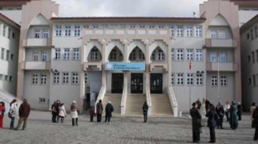 &Ouml;ğrenciler Derslikte, Veliler Okul Bah&ccedil;elerinde Heyecan Yaşadı