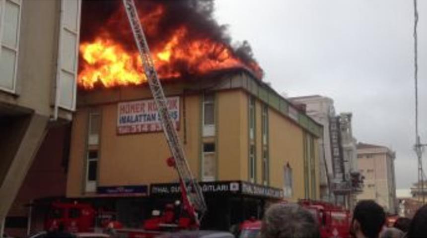 &Uuml;mraniye'de Yangın Paniği