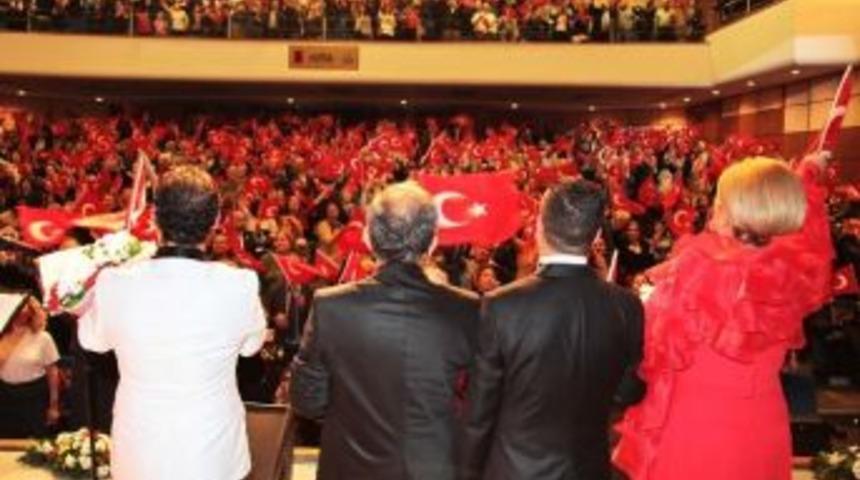 Bayraklı'da &Ouml;ğretmenlere Coşkulu Kutlama