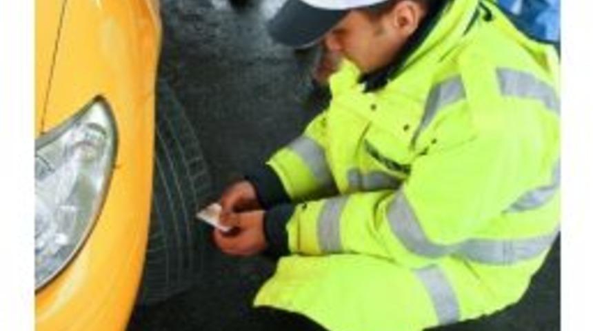 Polis, Kış Lastiğine Ge&ccedil;iş &Ouml;ncesi S&uuml;r&uuml;c&uuml;leri Bilgilendirdi