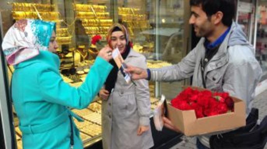 Belediye Başkan Adayı 30 Bin Karanfil Dağıtıldı