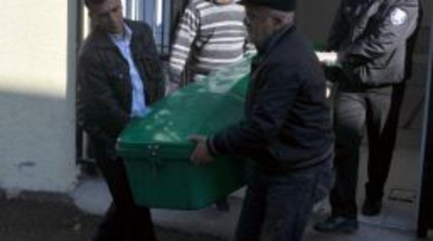 Boşanmak İsteyen Eşini Bı&ccedil;aklayarak &Ouml;ld&uuml;rd&uuml;