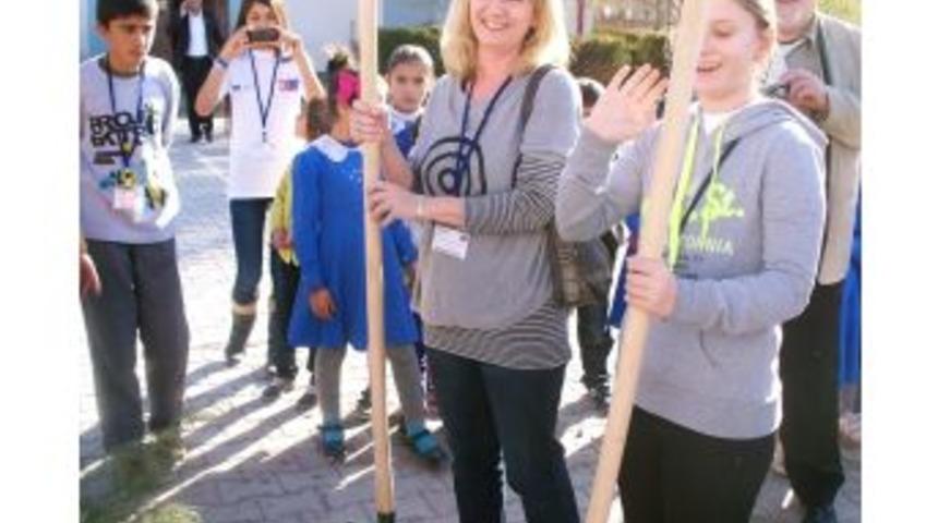 Bu Sefer Barış I&ccedil;in Şarkı S&ouml;ylediler