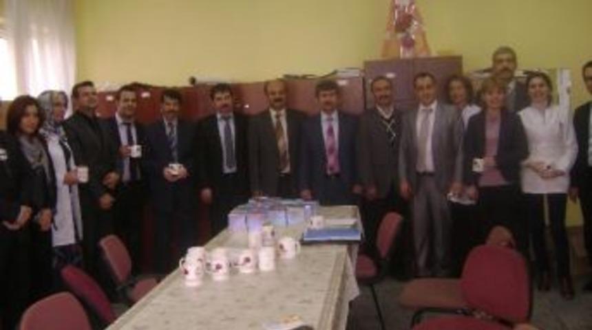 &Ouml;ğretmen Ve Eğitim &Ccedil;alışanlarına Kupa Bardak Verildi