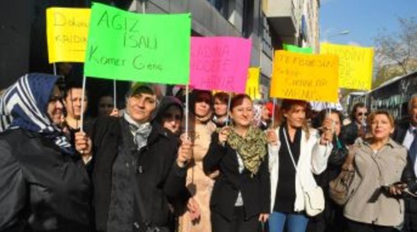 AK Partili Kadınlar Kamer Gen&ccedil;&rsquo;i CHP&rsquo;nin &Ouml;n&uuml;nde Protesto Etti