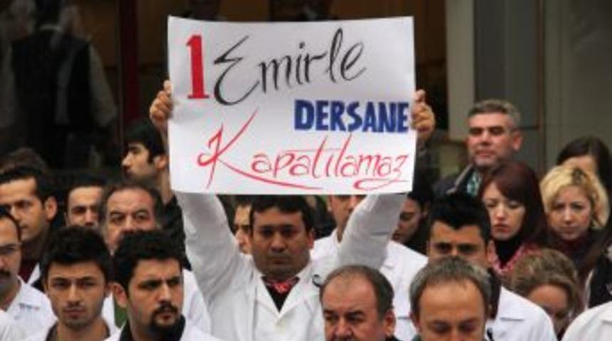 Dershane &Ouml;ğretmenleri Beyaz &Ouml;nl&uuml;k Giyip Tebeşir Kırdı