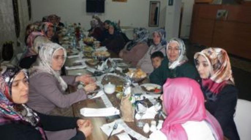 Oltu&rsquo;daki Kız Kur&rsquo;an Kursu &Ouml;ğretmenlerinden Dayanışma Yemeği