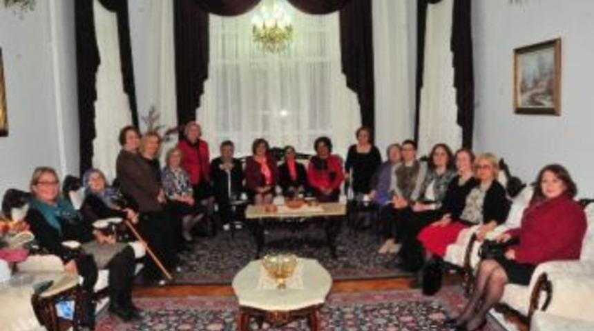 Vali Savaş&rsquo;ın Eşine Huzurevi Sakinlerinden Ziyaret