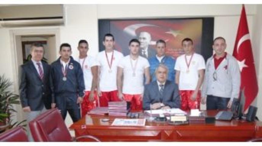 Kaymakam Erguvan 6 Madalya İle D&ouml;nen Sporcuları Kabul Etti