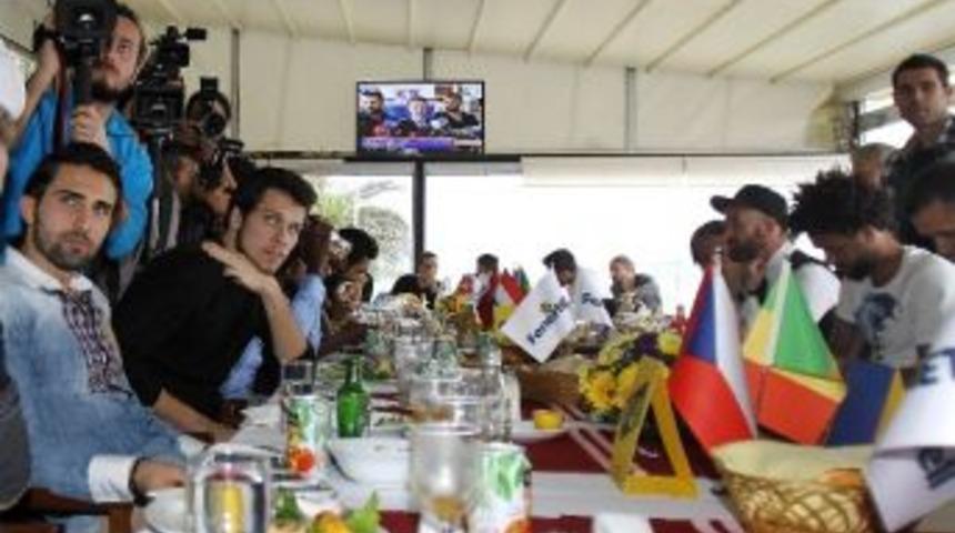 Fenerbah&ccedil;eli Futbolcular Yemekte Buluştu