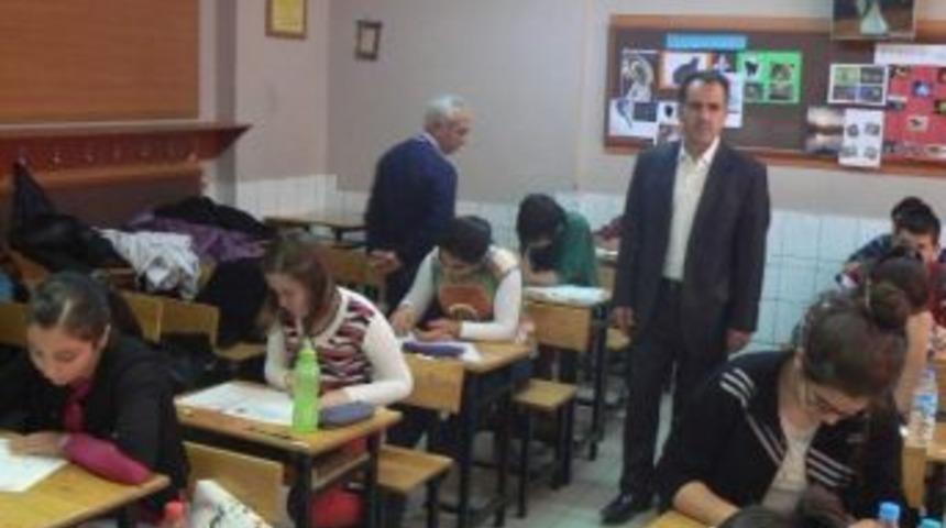 Boz&uuml;y&uuml;k'teki Merkezi Sınavın İlk G&uuml;n&uuml; Sorunsuz Tamamlandı