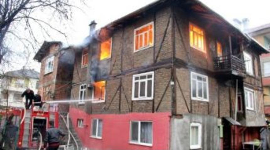 Bartın'da 80 Yıllık Ev K&uuml;l Oldu