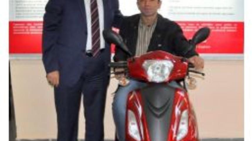 Başkan Alıcık, Engelli Alcacı'ya Ak&uuml;l&uuml; Motobisiklet Hediye Etti