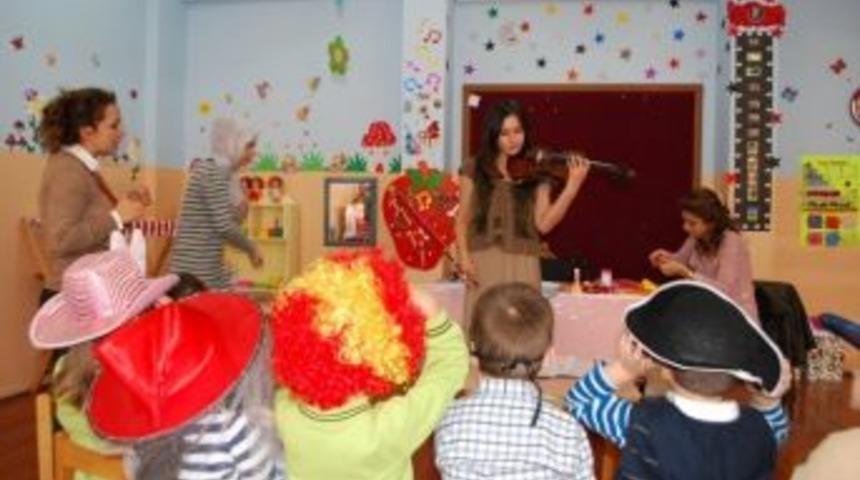 İlk Kez Duydukları Keman Sesinden B&uuml;y&uuml;lendiler