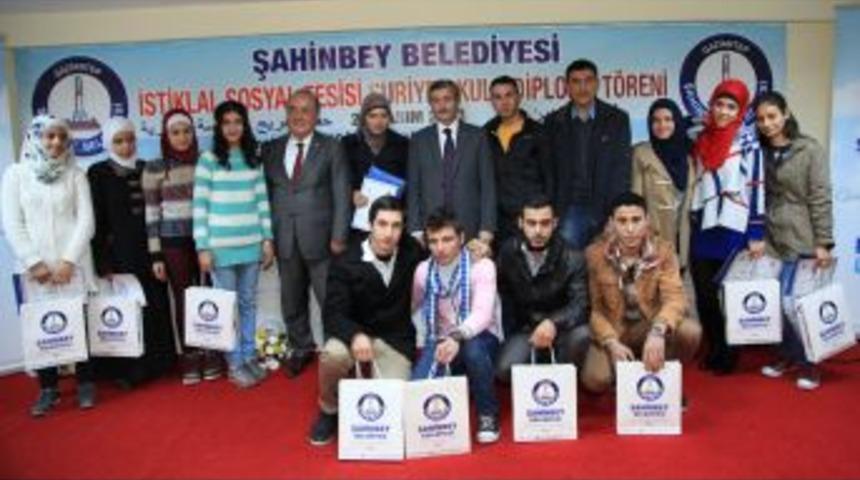 Suriyeli Öğrenciler Diplomalarını Aldı