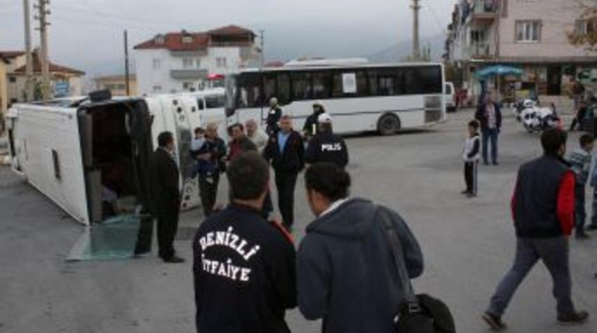 Denizli’de Okul Servisi Kaza Yaptı: 15 Yaralı