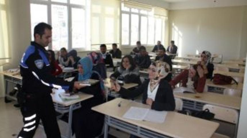 Ter&ouml;r&uuml; Anlatan Kitap &Ouml;ğrencilere Dağıtıldı