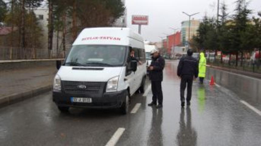 Trafik Ekipleri &Ccedil;alışmalarını Aralıksız S&uuml;rd&uuml;r&uuml;yor