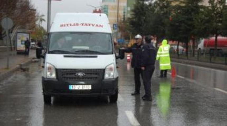 Trafik Ekipleri &Ccedil;alışmalarını Aralıksız S&uuml;rd&uuml;r&uuml;yor