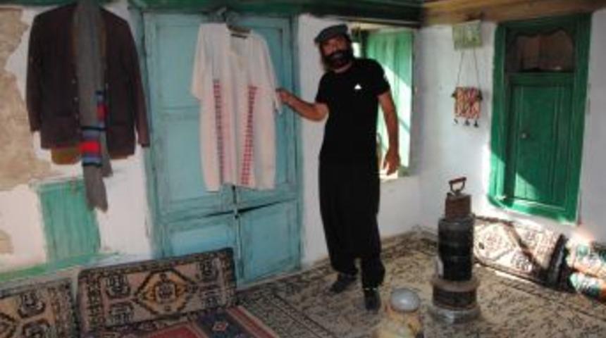 Restore Ettirdiği Taş Evlerde Turistlere T&uuml;rkmen Hayatını Anlatıyor
