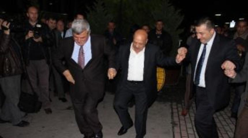 S&ouml;zleşme T&ouml;reninde Başkanlar Halay &Ccedil;ekti