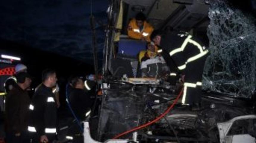 Öğrencileri Taşıyan Yolcu Otobüsü İle Kamyon Çarpıştı: 2'si Ağır 20 Yaralı