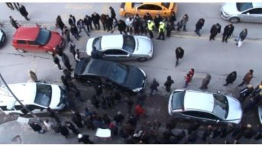 Otomobiliyle vatandaşın ayağını ezdi üstüne birde fırça attı