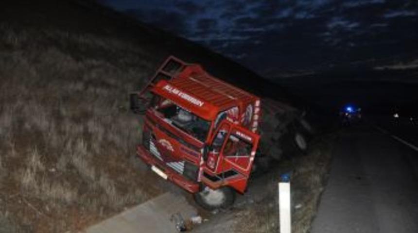 &Ouml;ğrencileri taşıyan yolcu otob&uuml;s&uuml; ıle kamyon &ccedil;arpıştı: 20 yaralı