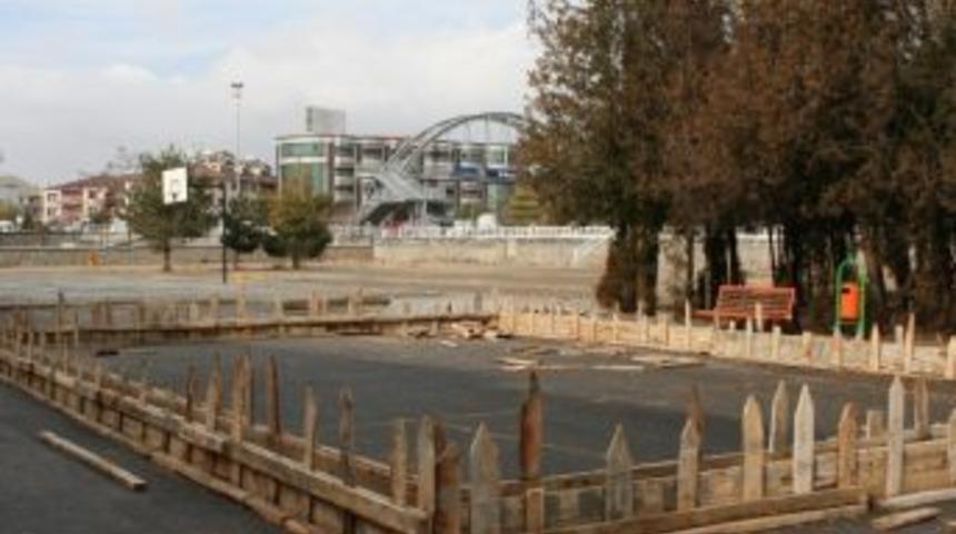 Okul Bah&ccedil;elerine Mini Futbol Sahası