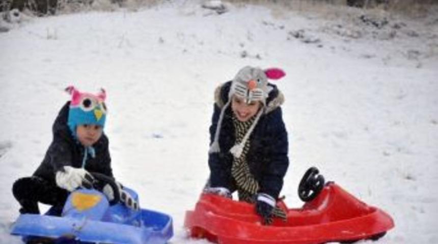 Uludağ'da Miniklerin Kızak Keyfi