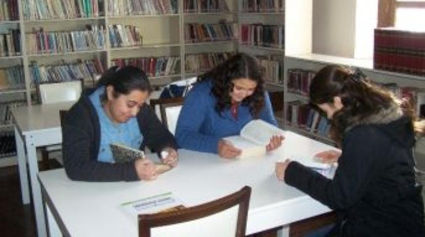 &Uuml;&ccedil; Ayda İki Bin Kişi K&uuml;t&uuml;phaneden Yararlandı