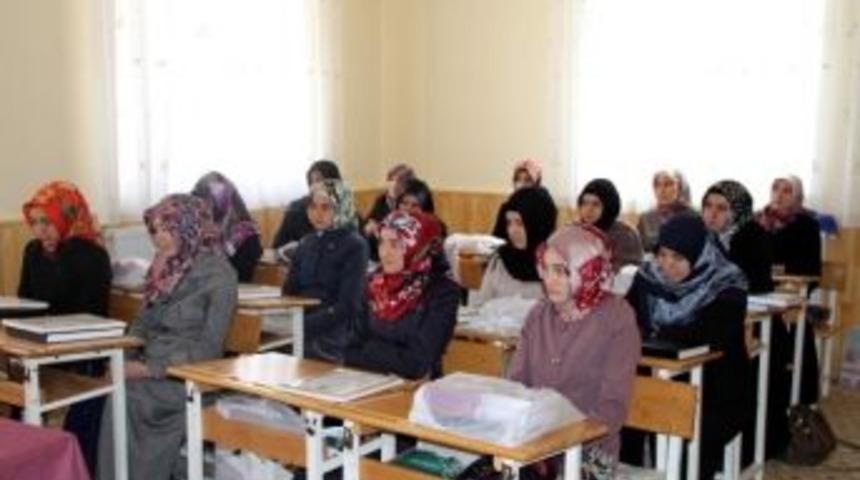 Suşehri Kaymakamı Per&ccedil;i, Kur&rsquo;an Kursu &Ouml;ğreticileriyle Bir Araya Geldi