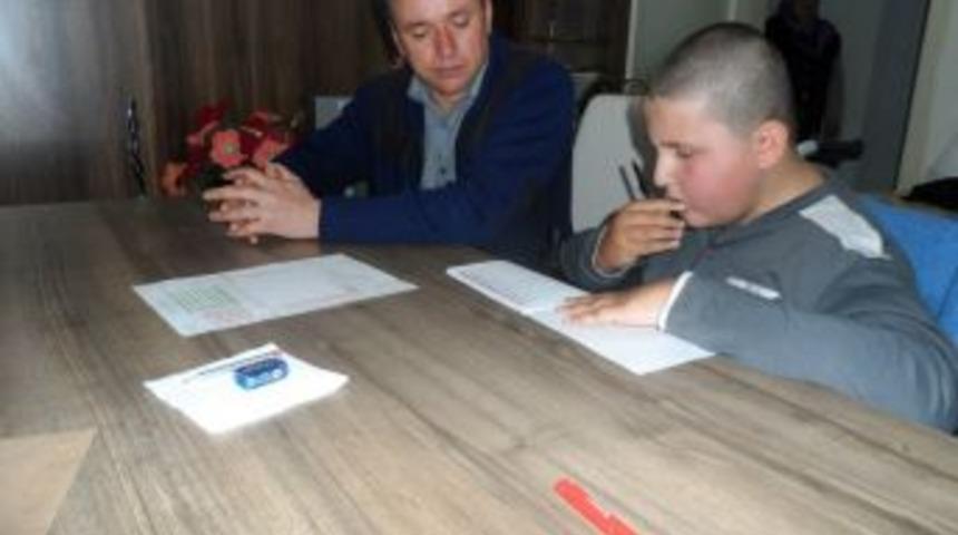 Engelli &ouml;ğrenci evinde sınava girdi