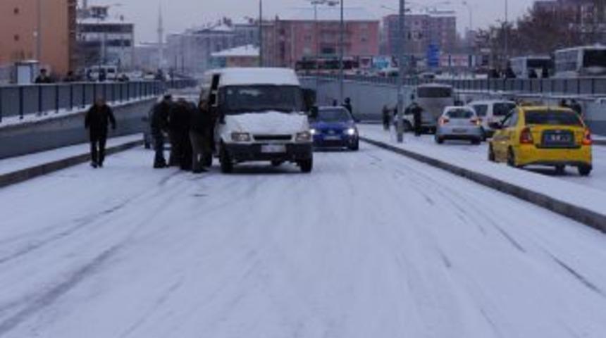 Kar, Erzurum'da Trafik Kazalarına Sebep Oldu