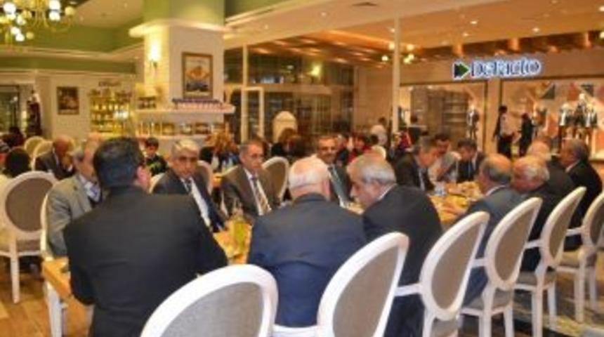 Emekli &Ouml;ğretmenler Ş.urfa Piazza&rsquo;da Buluştu