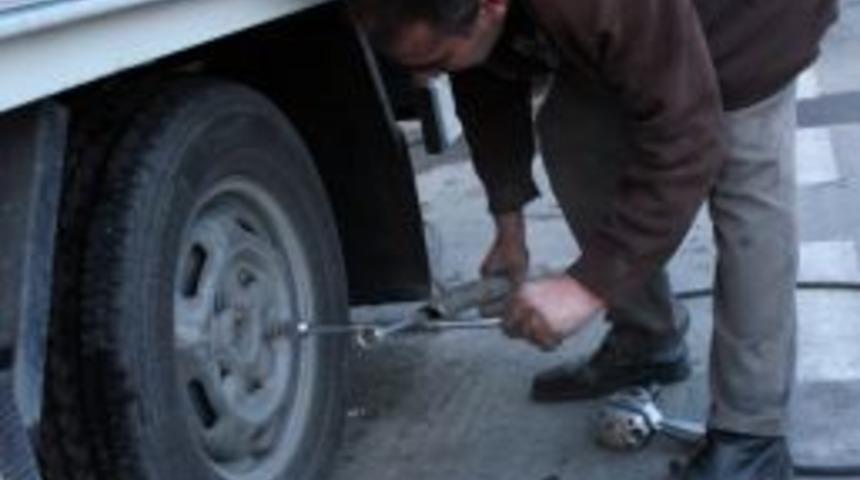 Yol G&uuml;venliği I&ccedil;in Kış Lastiği Hayati &Ouml;nem Taşıyor