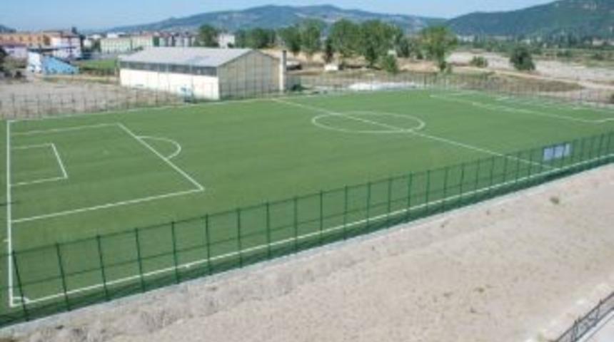 Başkan G&uuml;lşen&rsquo;den Sentetik &Ccedil;im Sahaya 600 Kişilik Portatif Trib&uuml;n