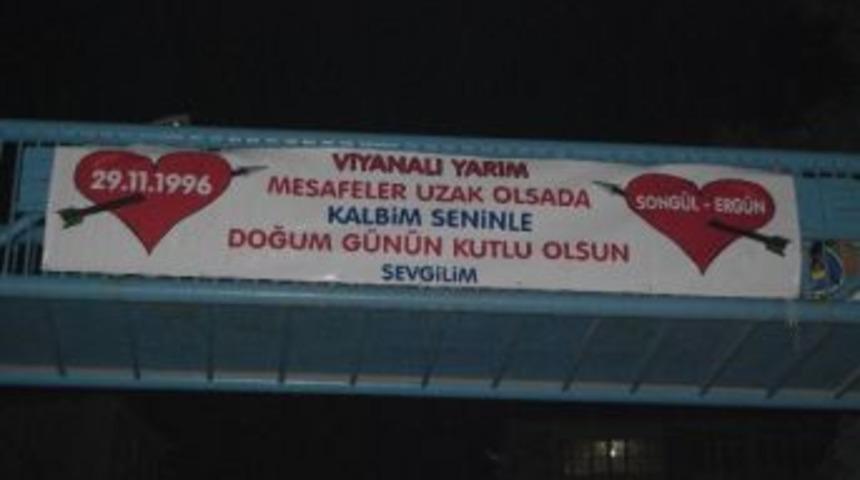 Viyana'daki Sevgilisinin Doğum G&uuml;n&uuml;n&uuml; Pankart A&ccedil;arak Kutladı