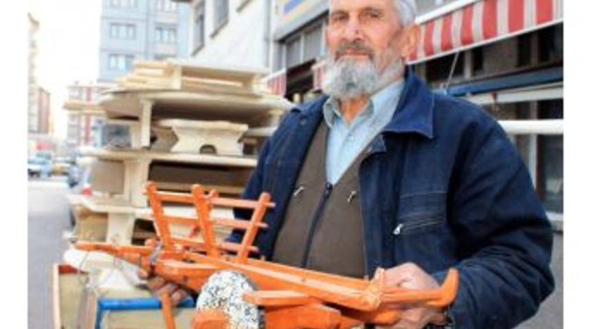 Seyyar Marangoz, Ekmeğini Odundan &Ccedil;ıkarıyor