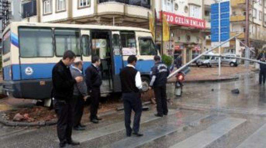 Freni Patlayan Minib&uuml;s, Otomobile Ve Sinyalizasyon Direğine &Ccedil;arptı