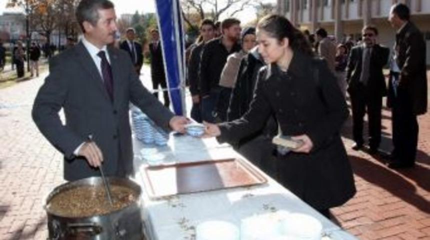 Başkan Tahmazoğlu Ga&uuml;n&rsquo;de &Ouml;ğrencilere Aşure Dağıttı