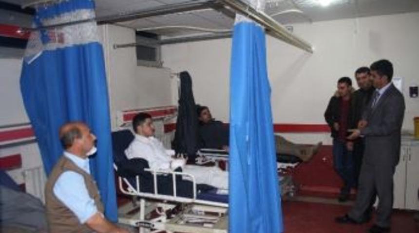 Sınav G&ouml;revlileriyle &Ouml;ğrencileri Taşıyan Ara&ccedil;lar &Ccedil;arpıştı: 28 Yaralı