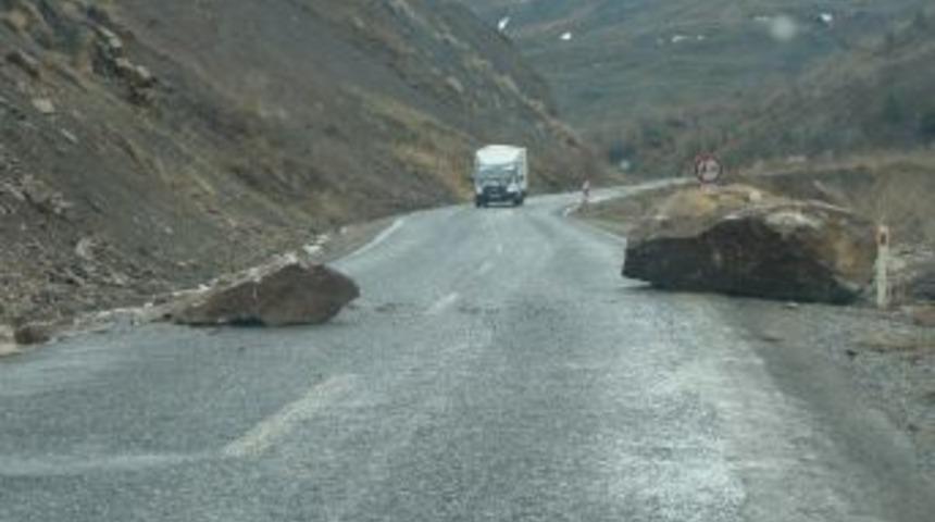 Hakkari-&ccedil;ukurca Karayolunda Kaya Tehlikesi