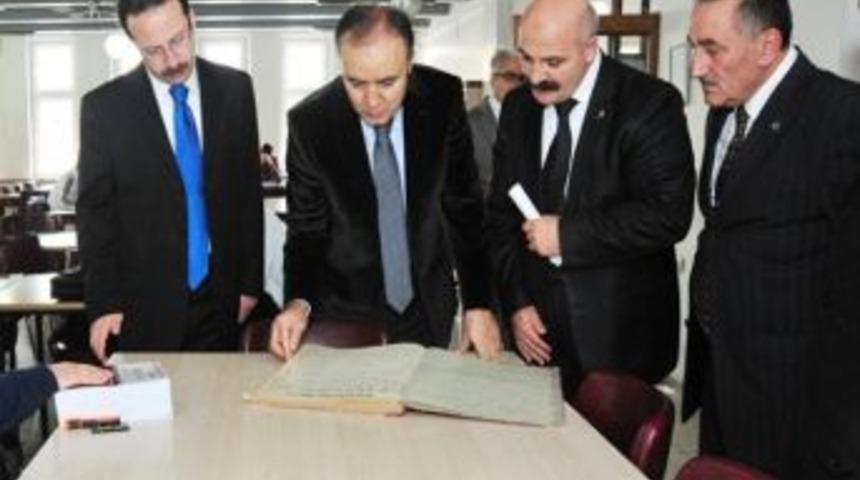 Vali Altıparmak İl Halk K&uuml;t&uuml;phanesi&rsquo;ni Gezdi