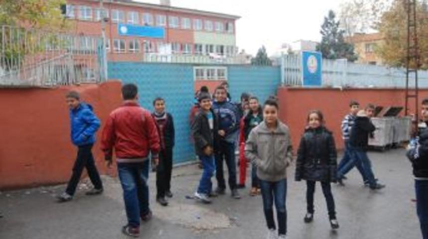 Velinin Dershane Tedirginliği S&uuml;r&uuml;yor: Verim Almasak Niye G&ouml;nderelim?