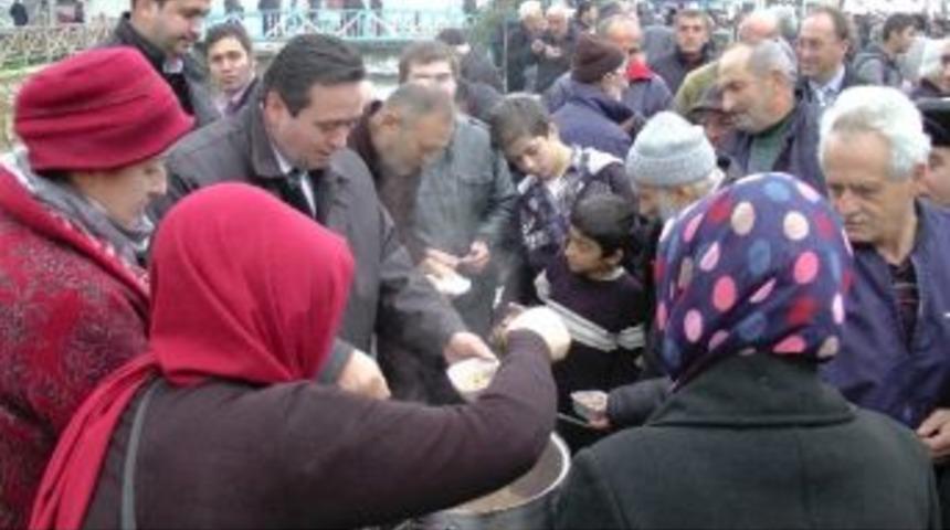 Belediye Başkan Adayı Yanmaz, 3 Bin Kişiye Eşi İle Birlikte Aşure Dağıttı