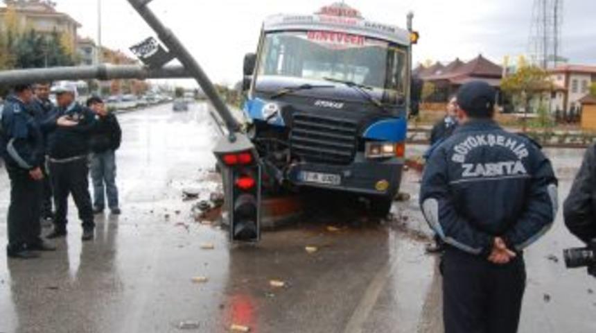 Freni Patlayan Dolmuş Trafik Lambasını Devirdi